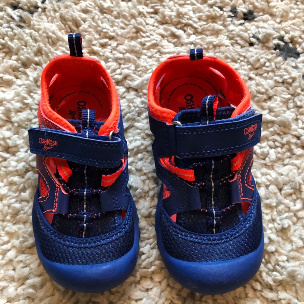 OshKosh size 9 toddler water shoes/sandals